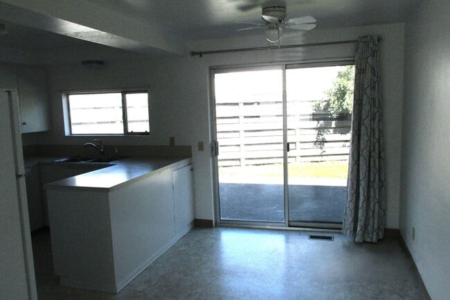 Building Photo - 3 Bedroom House in Burlington