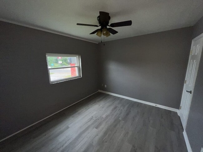 Building Photo - Newly renovated! 2 bedroom 1 bath townhous...