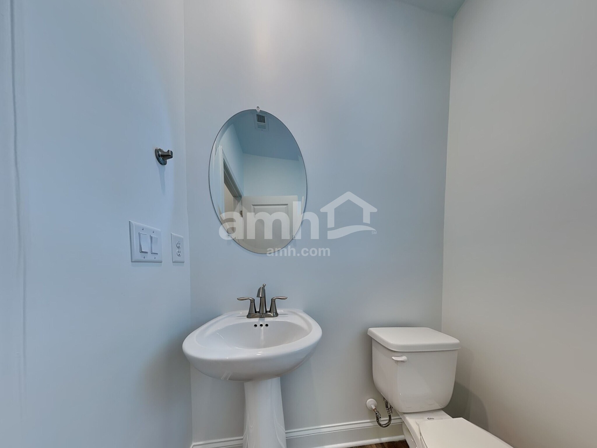 Building Photo - 496 Pointe Dr