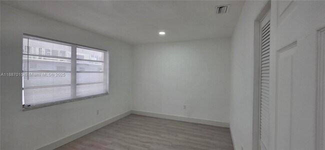 Building Photo - 23 NW 32nd Ct
