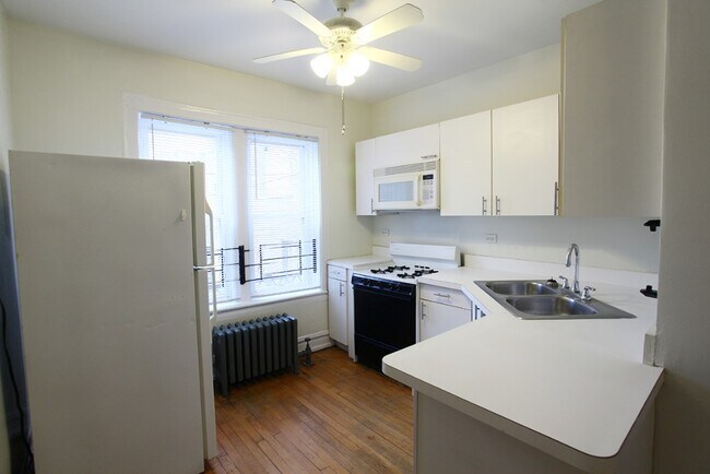 Building Photo - 2538 W Sunnyside Ave