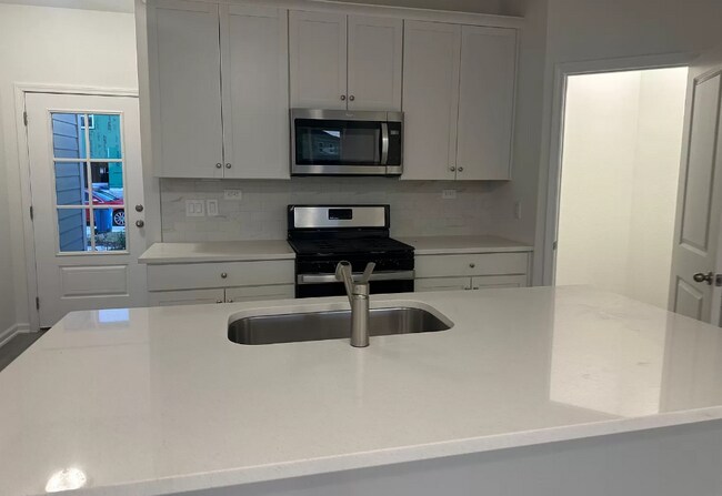 Building Photo - 322 Brandon Lks Dr