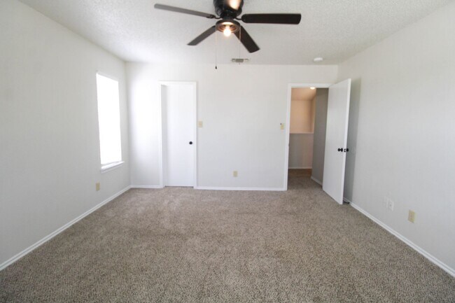 Building Photo - 933 Schertz Pkwy