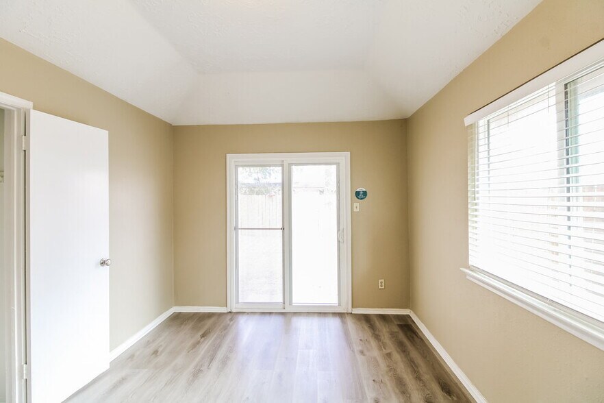 Building Photo - 20030 River Brook Dr