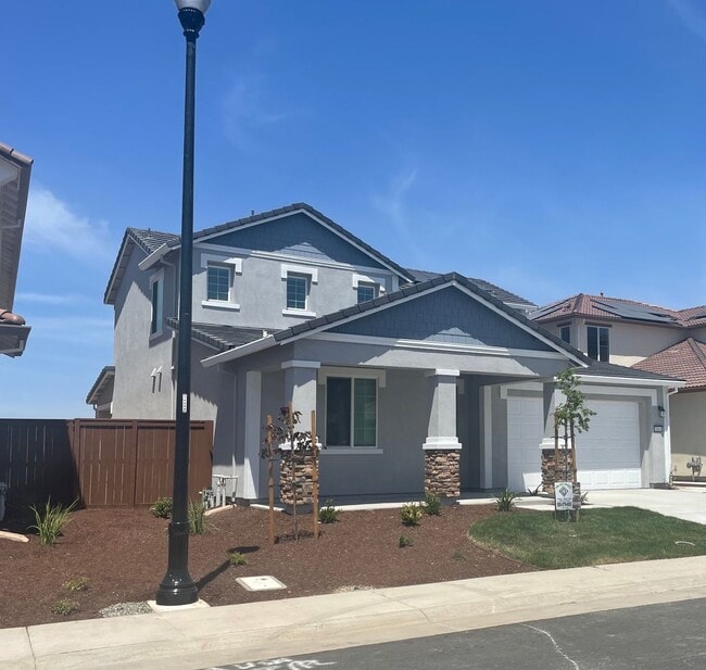 Building Photo - Solar Lennar 4 Bedroom Home on a Large Lot