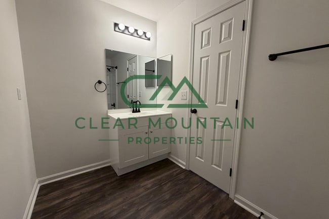 Building Photo - Fully Updated 3BR/2BA with Open Floor Plan & High Ceiling!