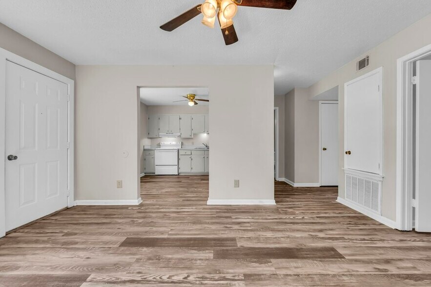 Building Photo - 501 Brooks Rd