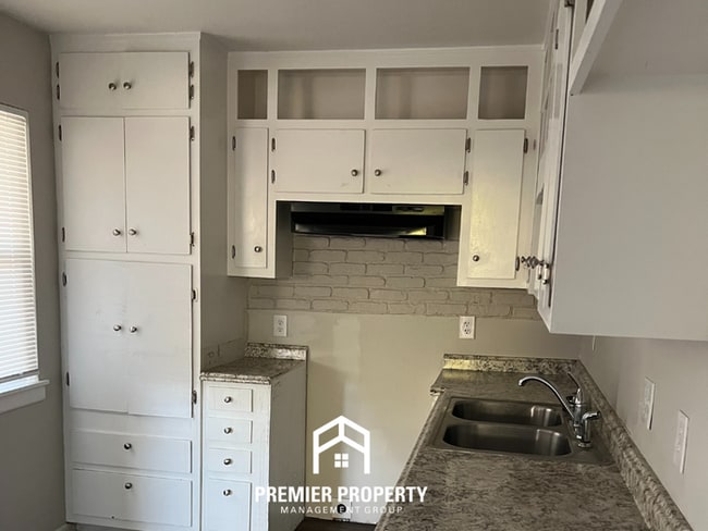 Building Photo - 2322 Rodgers Dr NE