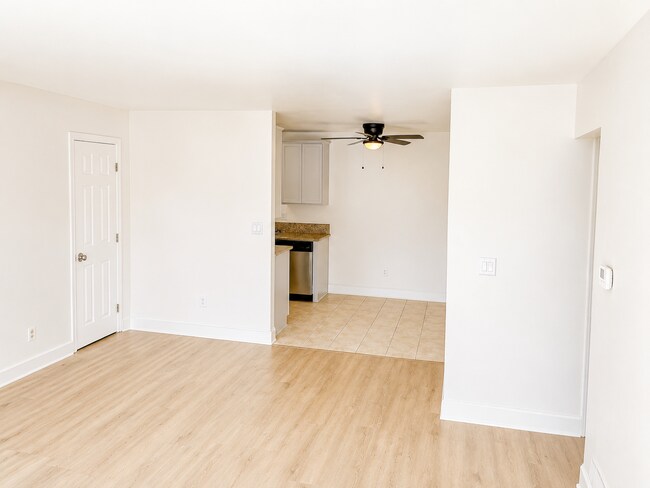 Building Photo - Beautiful Updated 2 Bed / 1.5 Bath Condo