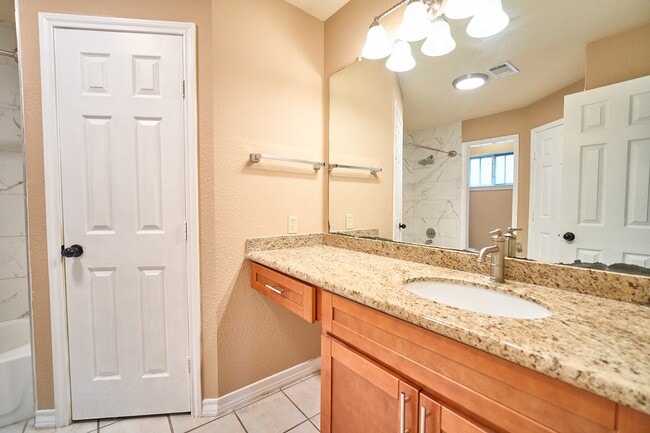 Building Photo - 10126 Northview Dr