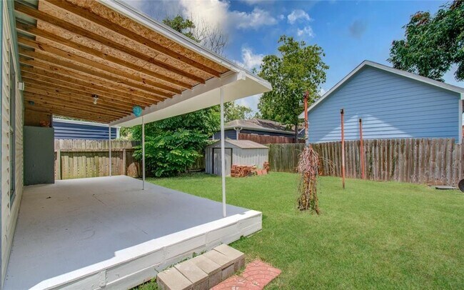 Building Photo - 5319 Bell St