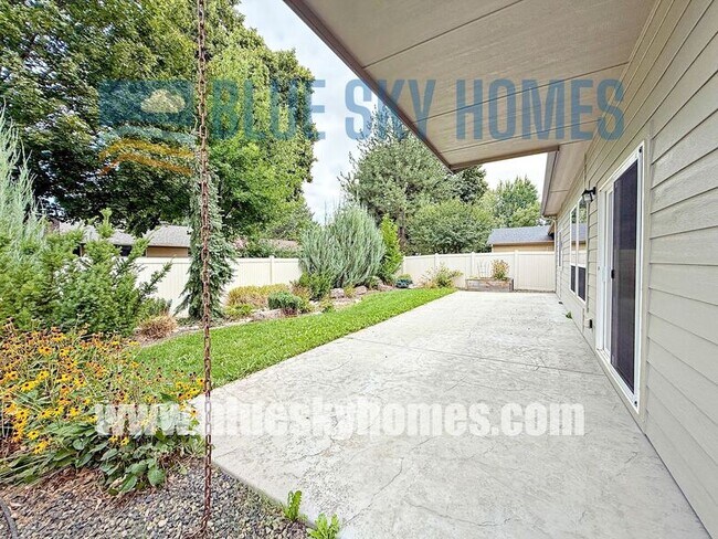 Building Photo - 5678 N Armstrong Ave