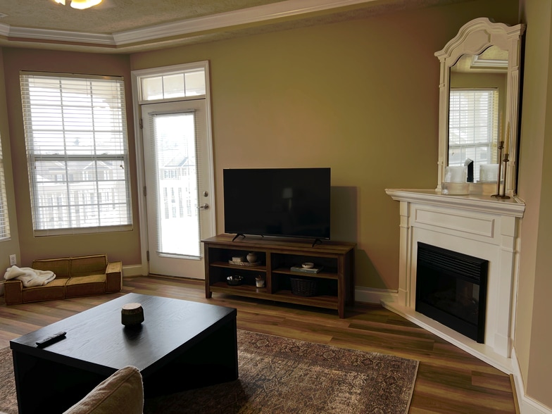 Building Photo - 1331 Suncrest Vlg