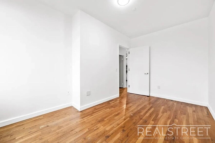 Building Photo - Modern 2-Bedroom Apartment with Private Balcony in Prime Bushwick