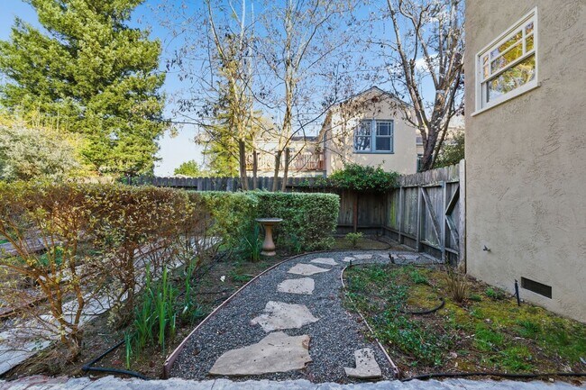 Building Photo - Spacious 2 Bed, 2 Bath Home