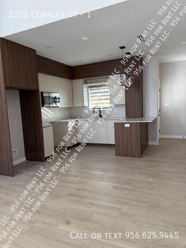 Building Photo - 2202 Corales St