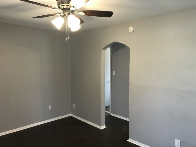 Building Photo - 1018 Lewis Ave