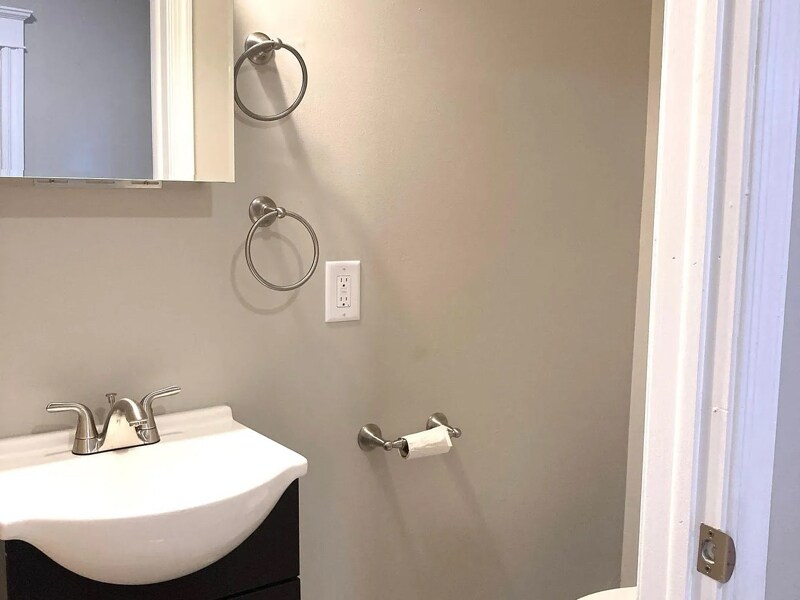 Building Photo - 77 E Broad St