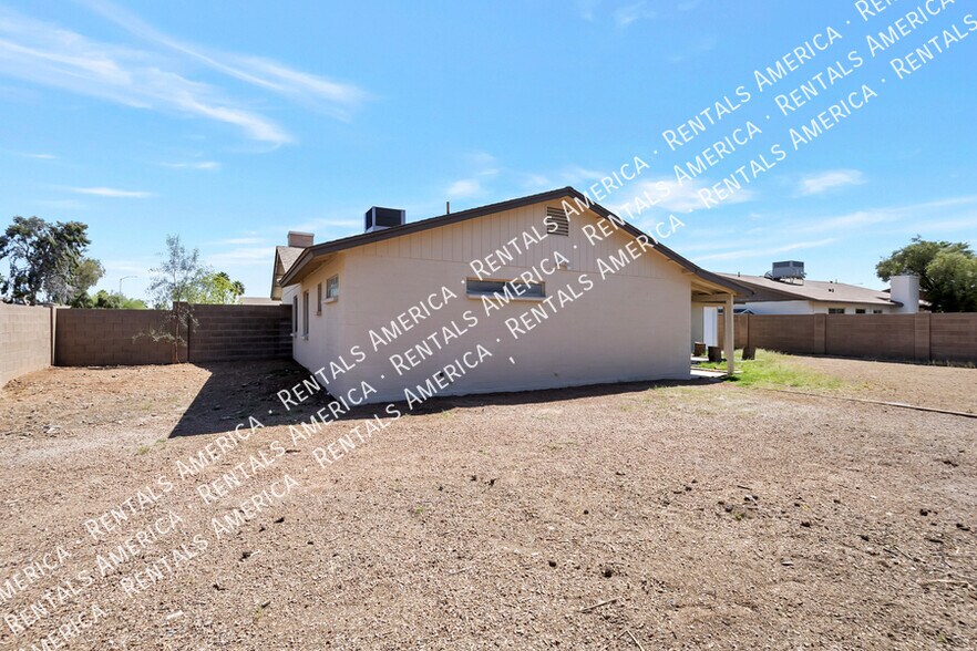 Building Photo - 552 W Kilarea Ave