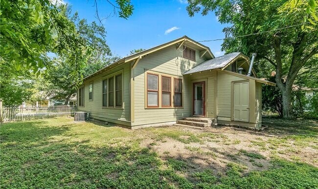 Building Photo - 1605 S Elm St