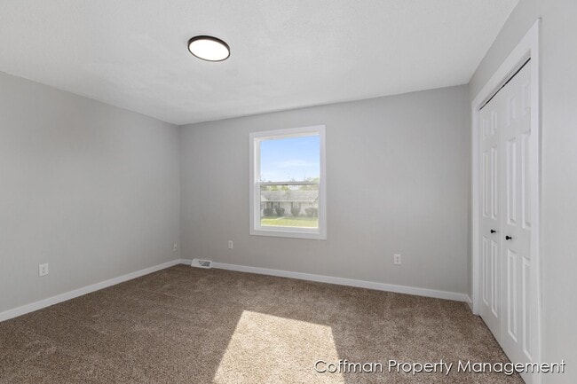 Building Photo - 2511-2513 Ridgefield Dr NE