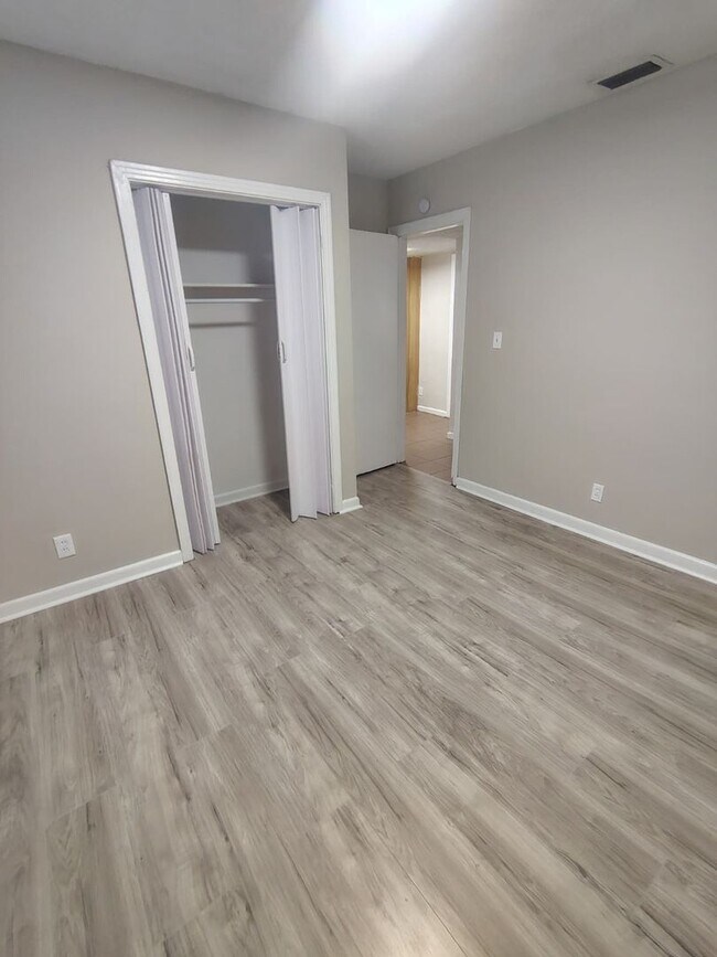Building Photo - Fully Renovated 4/2 -Single Family  Availa...