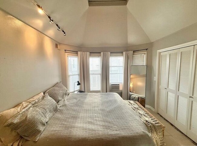 Building Photo - 2 Bed | 2 Bath Condo on Crybaby Hill