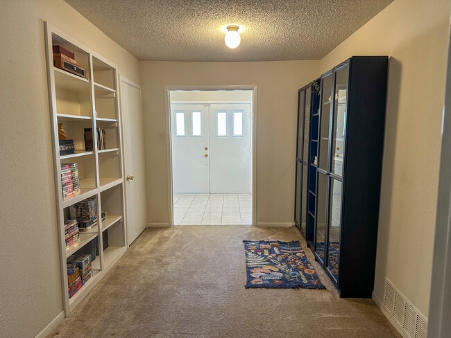 Building Photo - 81 Family Cir