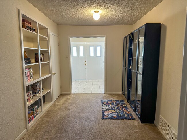 Building Photo - 81 Family Cir