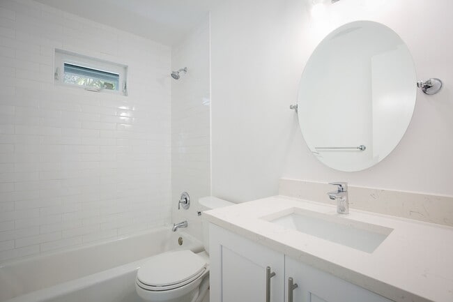 Building Photo - 705 New York St