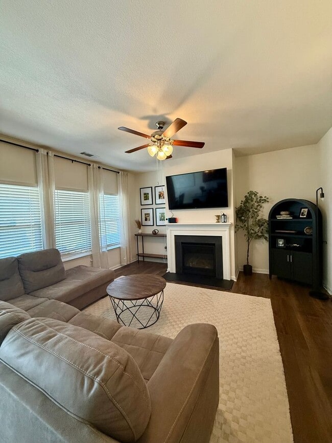 Building Photo - 215 Wanderlust Ct