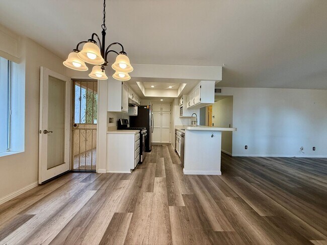 Building Photo - Spacious 2 BED 2 BATH Condo! Two-Car Tandem Garage! Central AC! In Unit Washer/Dryer!