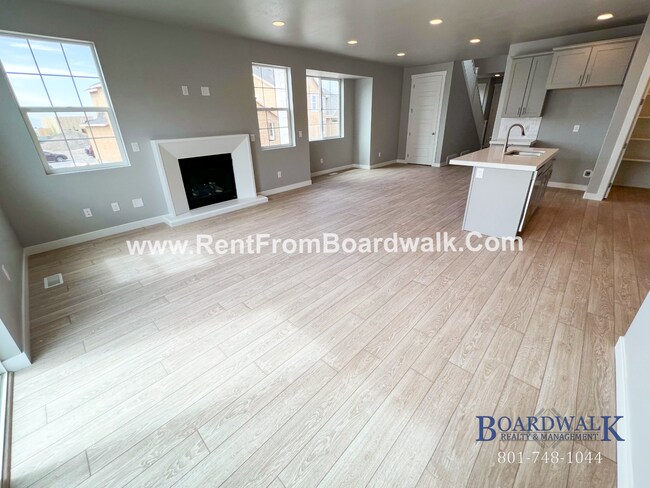 Building Photo - Modern Town Home in Highland!