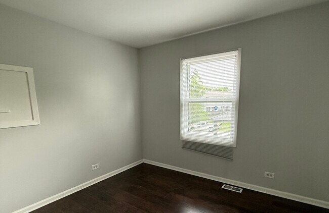 Building Photo - 2116 Briar Hill Dr