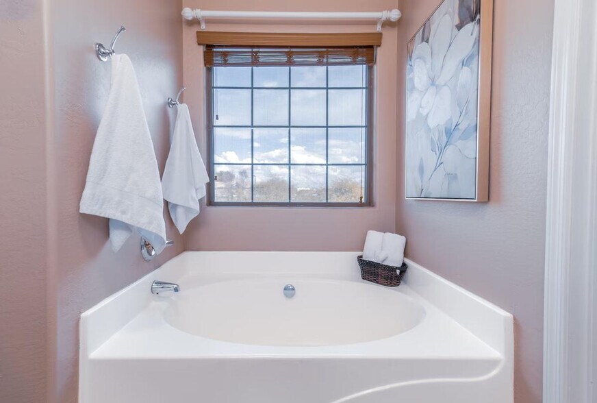 Building Photo - 1550 N Desert Willow St