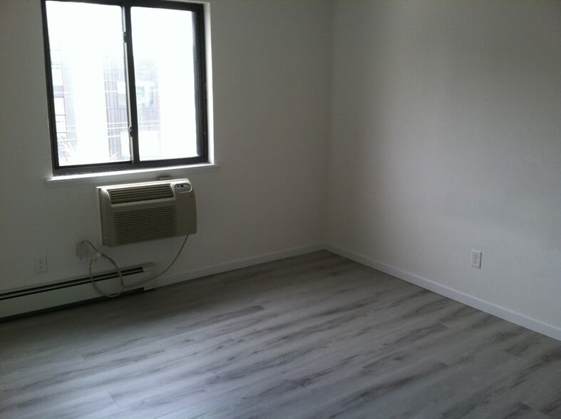 Building Photo - 1274 River Rd