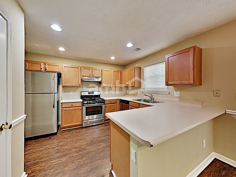 Building Photo - 158 Village Trace