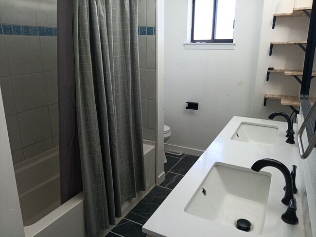 Building Photo - 2-bedroom, 1.5-bathroom home located in the vibrant city of Albuquerque