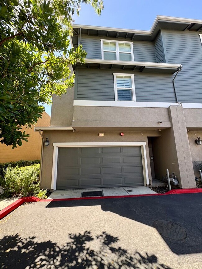 Building Photo - Spacious 4-Bedroom Townhouse