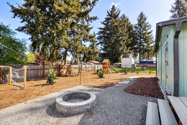 Building Photo - 644 S 189th St