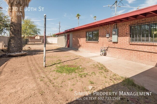 Building Photo - 4 bedroom 2 bath main house with a 2 bed 1...