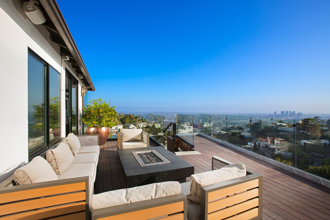 Building Photo - 1733 Sunset Plaza Dr