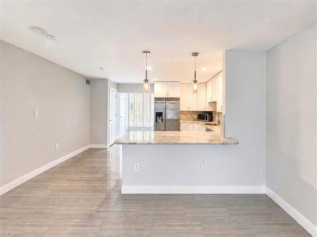 Building Photo - 681 Palm View Dr