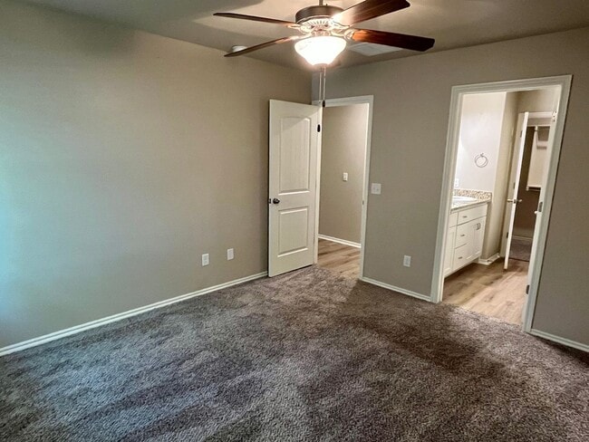 Building Photo - Updated 3 Bedroom 2 Bath Duplex in the Hea...