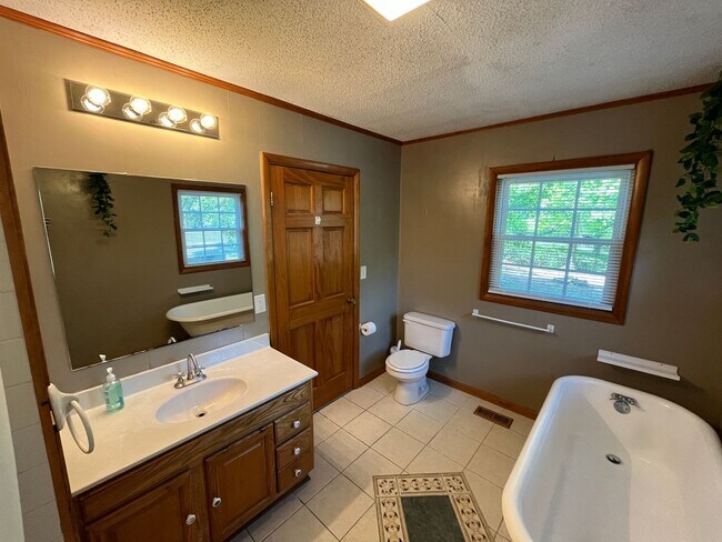 Building Photo - Charming 3-bedroom, 1.5-bathroom property in Pfafftown