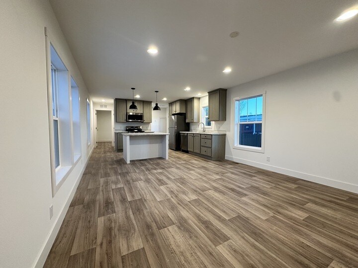 Building Photo - 15 Hartland St N