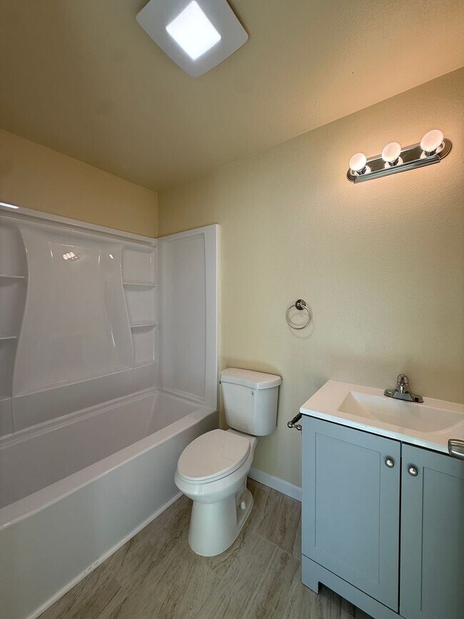 Building Photo - R71300