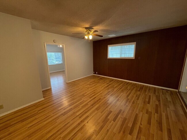 Building Photo - Large 3 bed 2 bath house
