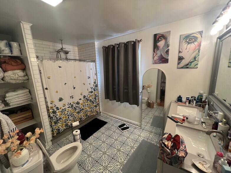 Building Photo - 6241 Forest Hill Ave