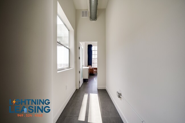 Building Photo - 939 S Broadway-1008